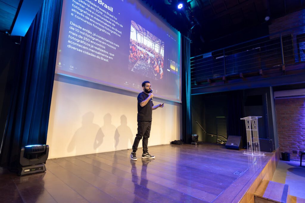 modern-conference-presentation-with-speaker-on-stage-29708258